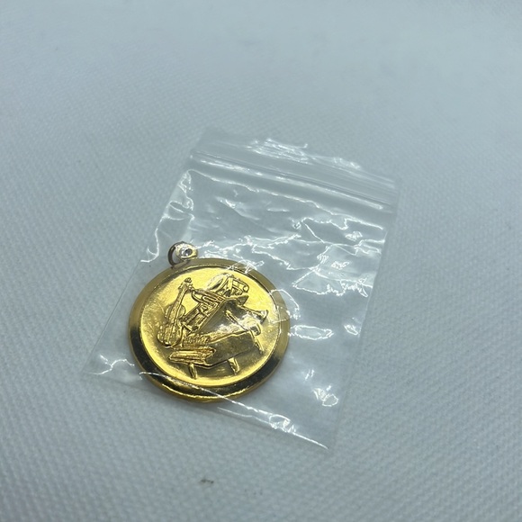 MUSICAL INSTRUMENT PENDANT CHARM GOLD TONE, PIANO, VIOLIN, SAXOPHONE, NOTE - Picture 8 of 9